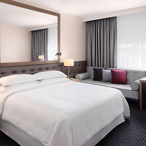 Club Queen Room